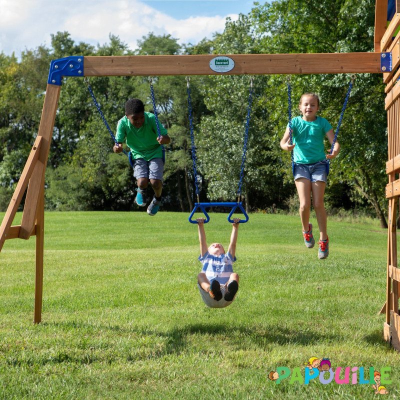 Aire de jeu en bois avec toboggan balançoire et plateforme
